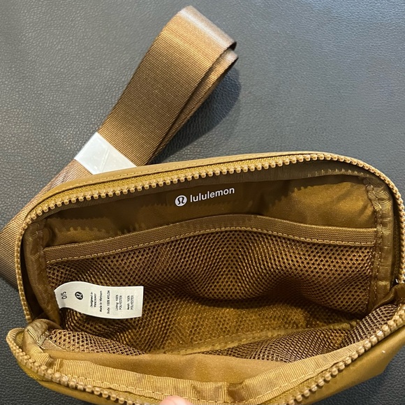 NWT lululemon everywhere belt bag - Picture 4 of 8